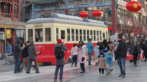 实拍北京前门大街,人山人海太热闹了,不愧是著名商业街