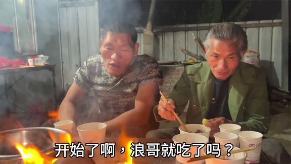 小姐姐去流浪哥家里做客吃烧烤,吃烤鸡、五花肉,有说有笑真开心