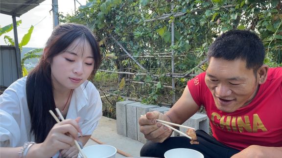 小姐姐陪流浪哥过中秋,山里抓跑山鸡做辣子鸡,麻辣鲜香太好吃了