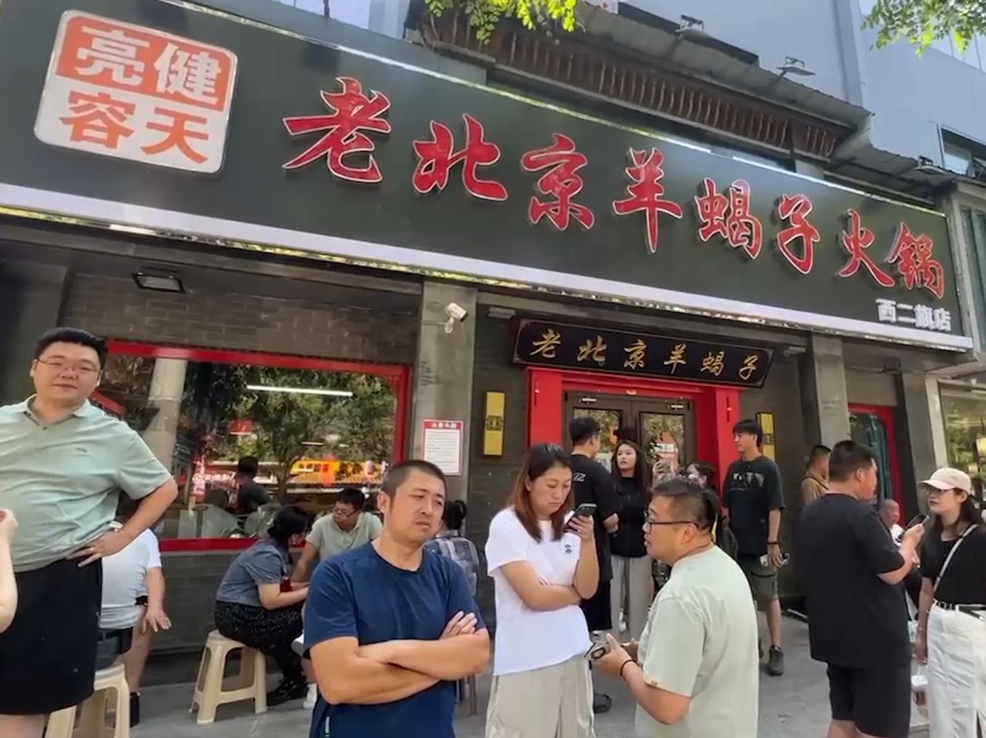 火锅店主救人牺牲 他的店外排起长队封面